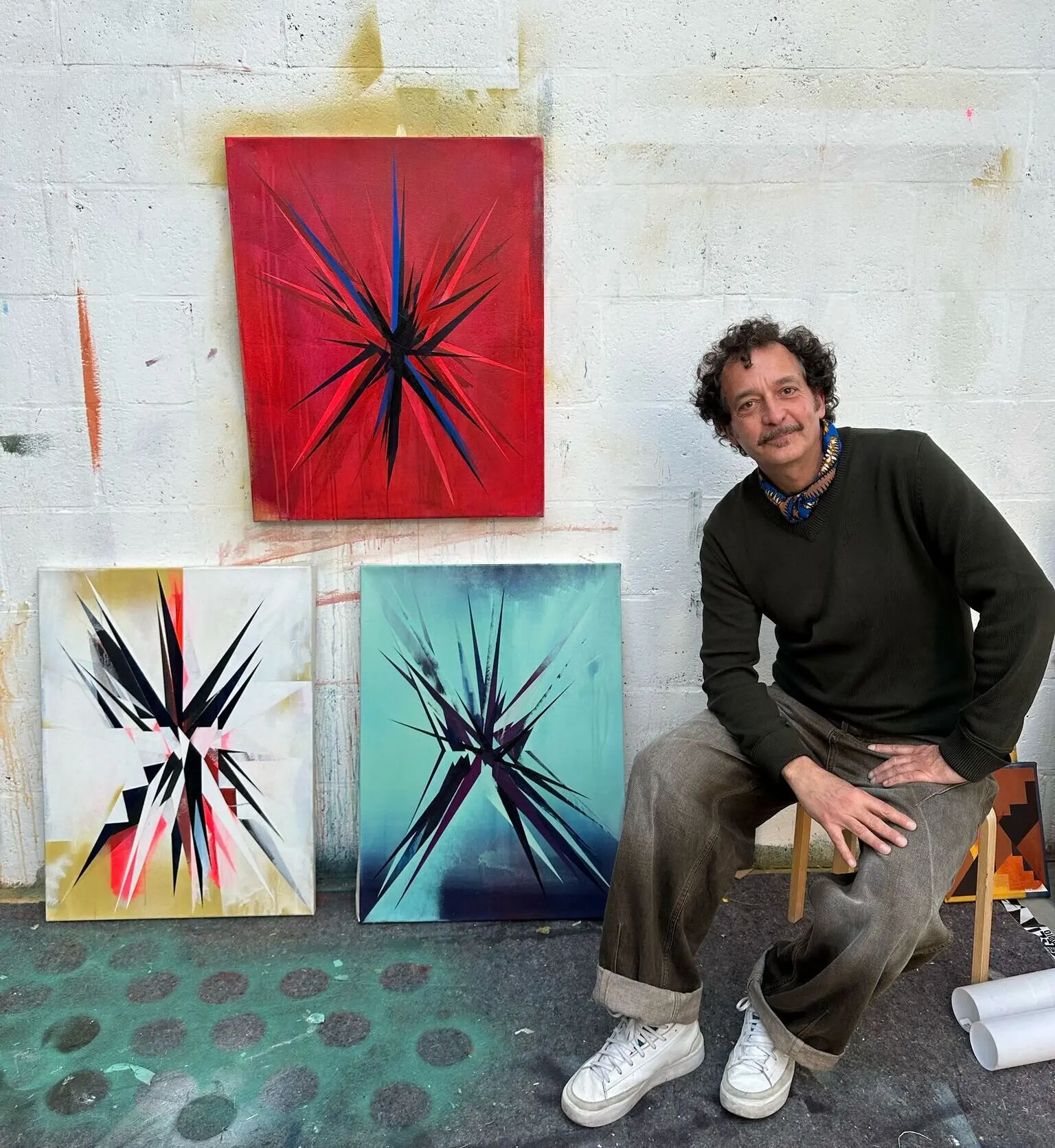 Jaime Gili junto a sus cuadros